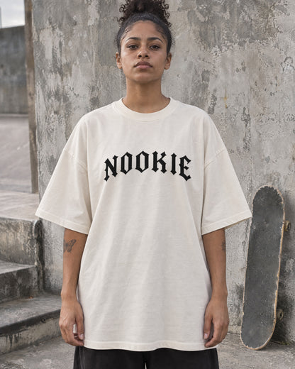 Skatista vestindo a camiseta oversized off-white Nookie Manchete, de frente, com o logo NOOKIE em preto no peito