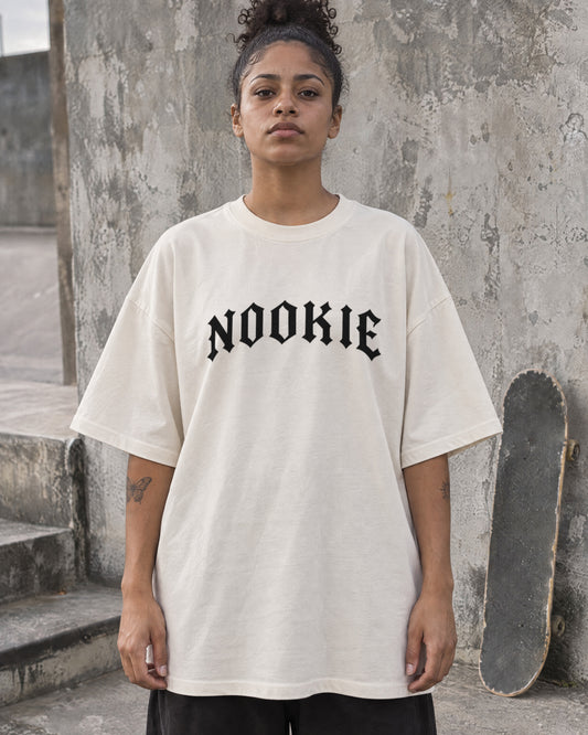 Skatista vestindo a camiseta oversized off-white Nookie Manchete, de frente, com o logo NOOKIE em preto no peito