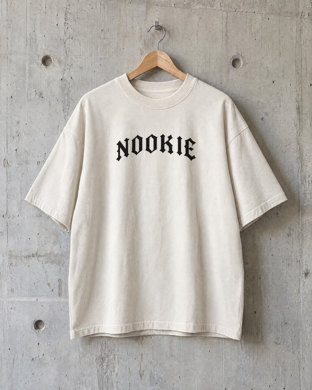 Camiseta oversized off-white Nookie Manchete no cabide, de frente, com o logo NOOKIE em preto