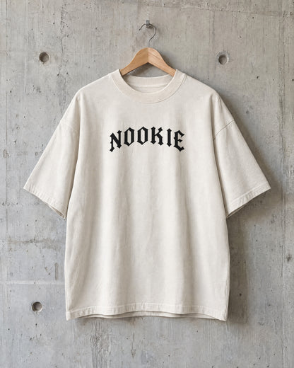 Camiseta oversized off-white Nookie Manchete no cabide, de frente, com o logo NOOKIE em preto