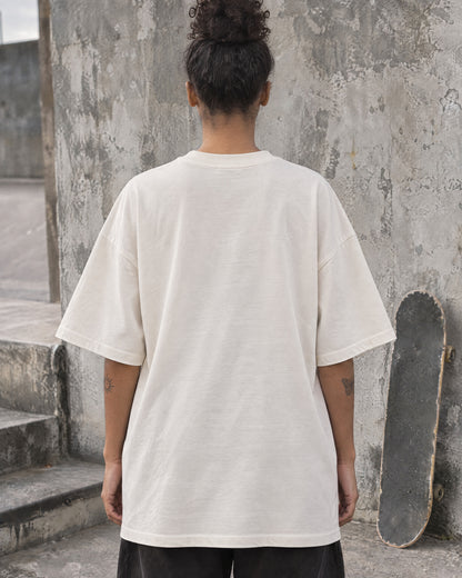 Skatista de costas vestindo a camiseta oversized tubular off-white Nookie Manchete: costas lisas e caimento quadrado