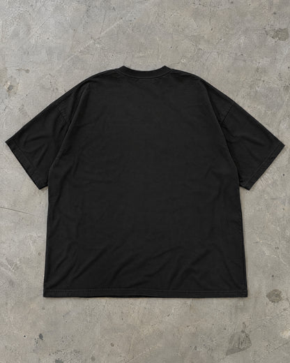 Costas lisas da camiseta oversized preta Nookie Manchete estendida no chão de concreto