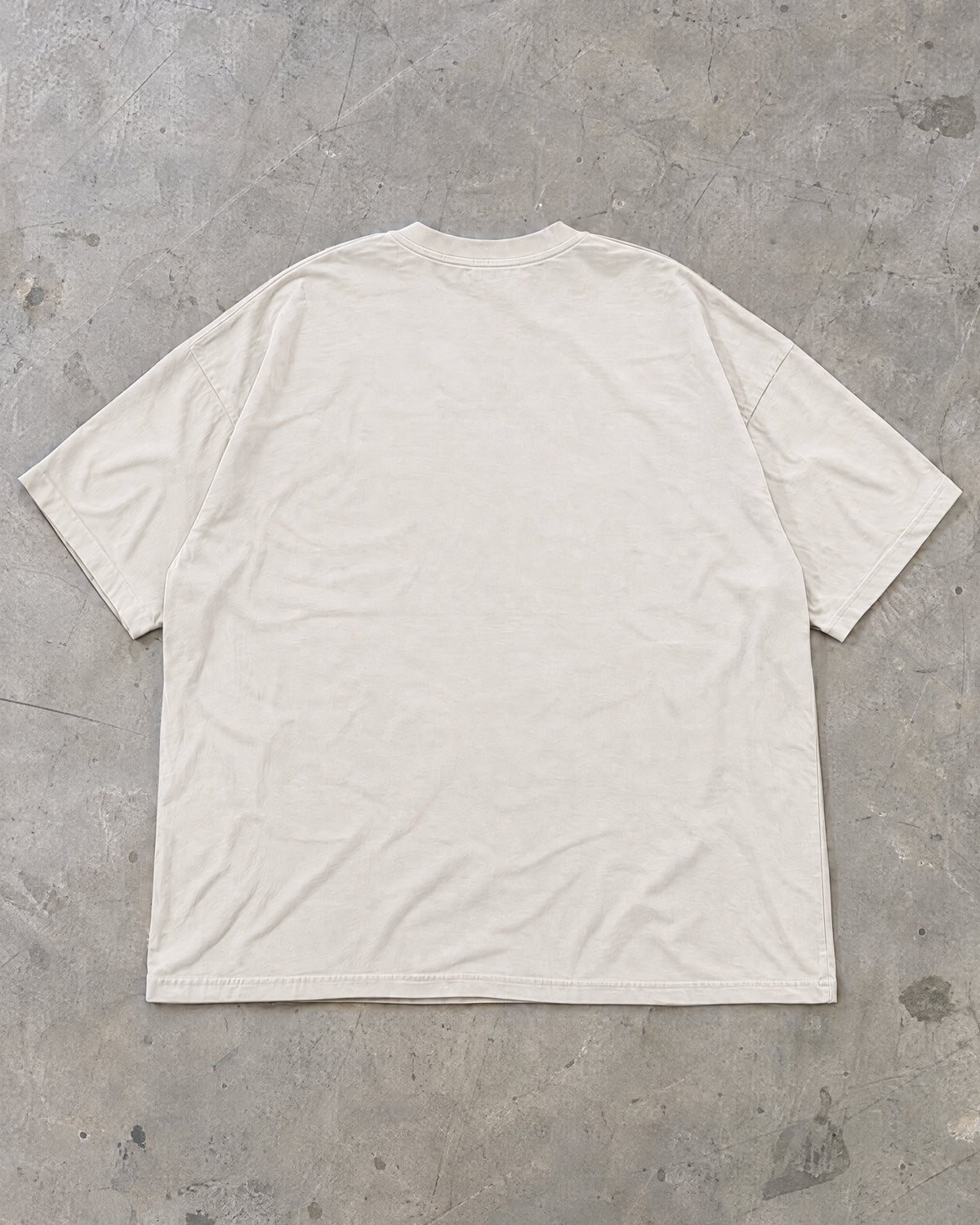 Costas lisas da camiseta oversized off-white Nookie Manchete estendida no chão de concreto