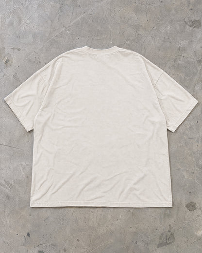 Costas lisas da camiseta oversized off-white Nookie Manchete estendida no chão de concreto